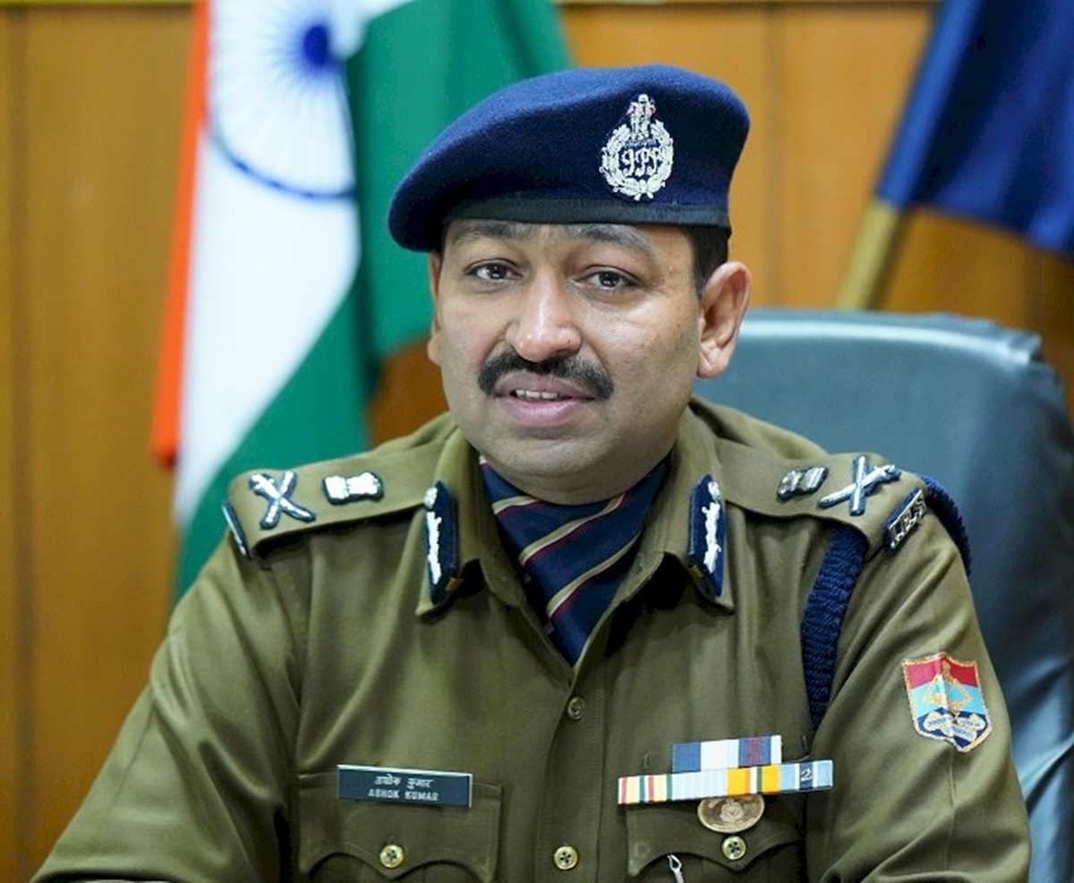 Uttarakhand DGP की समीक्षा बैठक: त्योहारों में लापरवाही बरतने वाले पुलिसकर्मियों पर होगी कार्रवाई, जानें और क्या दिए निर्देश 