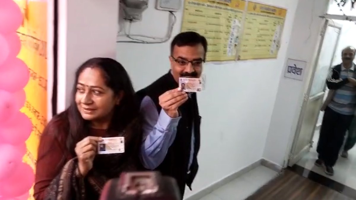 MP के मुख्य निर्वाचन पदाधिकारी ने पत्नी संग किया मतदान: मतदाताओं से की बढ़-चढ़कर वोट करने की अपील, कहा- अब तक शांतिपूर्ण तरीके से चल रही वोटिंग, कहीं कोई अप्रिय घटना नहीं