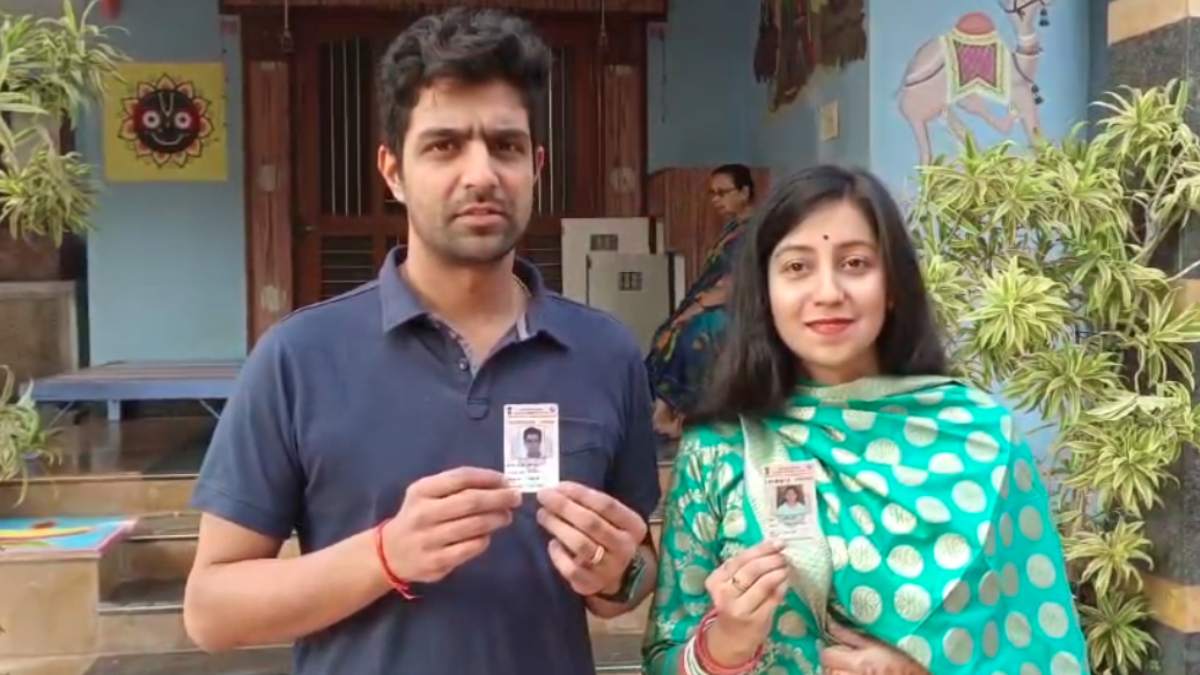 वोटिंग का जुनून: अमेरिका से मतदान करने एमपी आया कपल, परिवार संग डाला वोट, कहा- वोटिंग के लिए बदला प्लान