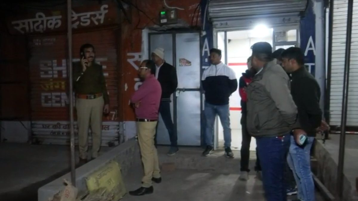 Crime News: चाेरों ने एटीएम मशीन को बनाया निशाना, लॉक तोड़कर चुराए हजारों रुपए कैश