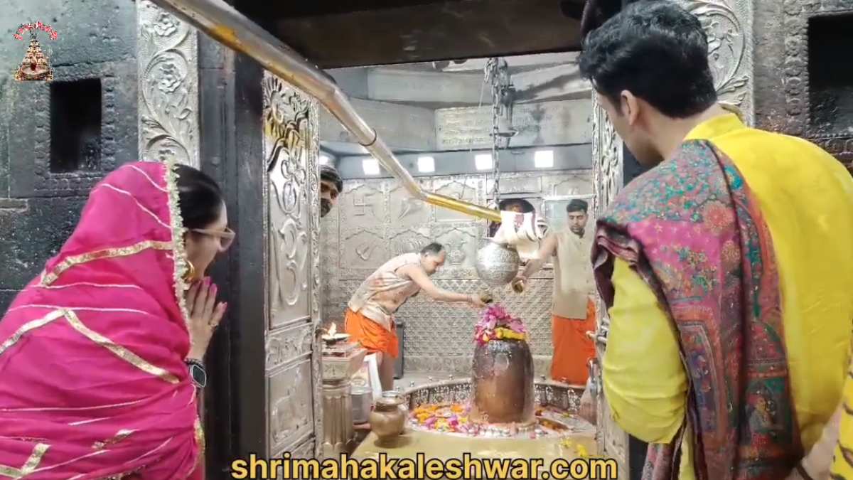 महाकाल की शरण में गोविंदा की पत्नी: बेटे संग बाबा महाकालेश्वर के किए दर्शन, पूजा-अर्चना कर लिया आशीर्वाद