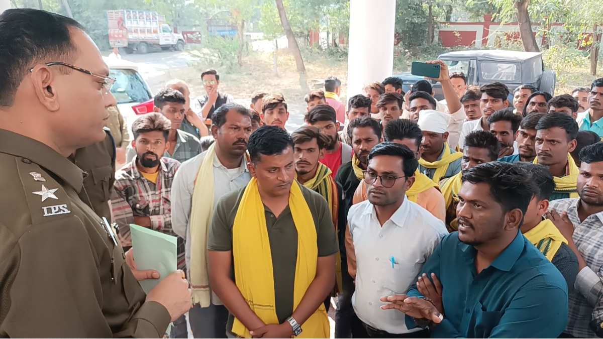 नाबालिग आदिवासी से दुष्कर्म का मामला: आरोपियों की गिरफ्तारी की मांग लेकर जसय पदाधिकारी पहुंचे SP ऑफिस, कार्रवाई नहीं होने पर दी चेतावनी