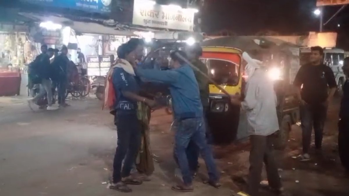 दुकान के बाहर साेने को लेकर दो पक्षों में मारपीट: जमकर चले डंडे और लात-घूंसे, Video Viral