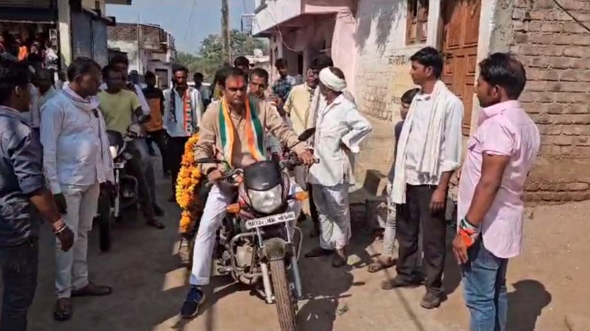 MP Election 2023: प्रचार के अजब गजब रंग, जिस रास्ते न पहुंचे कार, वहां बाइक से प्रचार, जहां बाइक न पहुंचे वहां पैदल ही जा रहे नेता