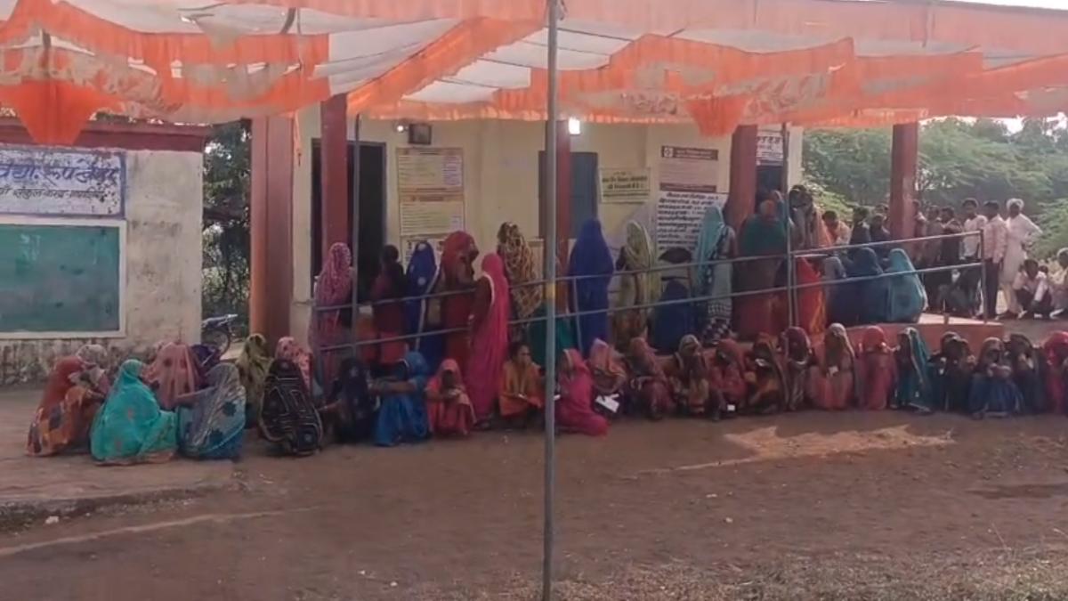 Big Breaking: मतदान के लिए लाइन में लगी महिला की मौत, वोटिंग सेंटर में मचा हड़कंप