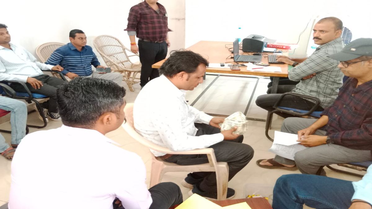 लेखपाल 45 हजार की रिश्वत लेते गिरफ्तार: इस काम के बदले मांगी थी घूस, लोकायुक्त पुलिस ने रंगे हाथों दबोचा