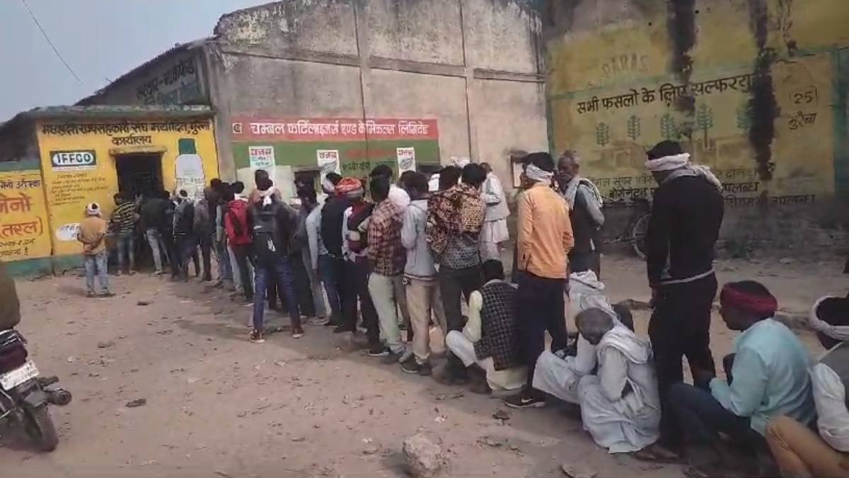 खाद की किल्लत से किसान परेशान, टोकन लेकर घंटों लाइनों में खड़े होने को मजबूर