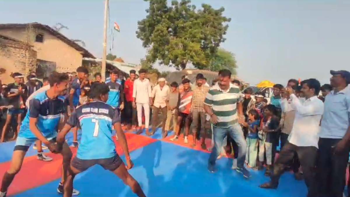 Kabaddi के दंगल में उमंग: पूर्व मंत्री ने कबड्डी खेलकर चुनावी दंगल का किया ऐलान, कहा- सूझबूझ के साथ जीतूंगा इलेक्शन
