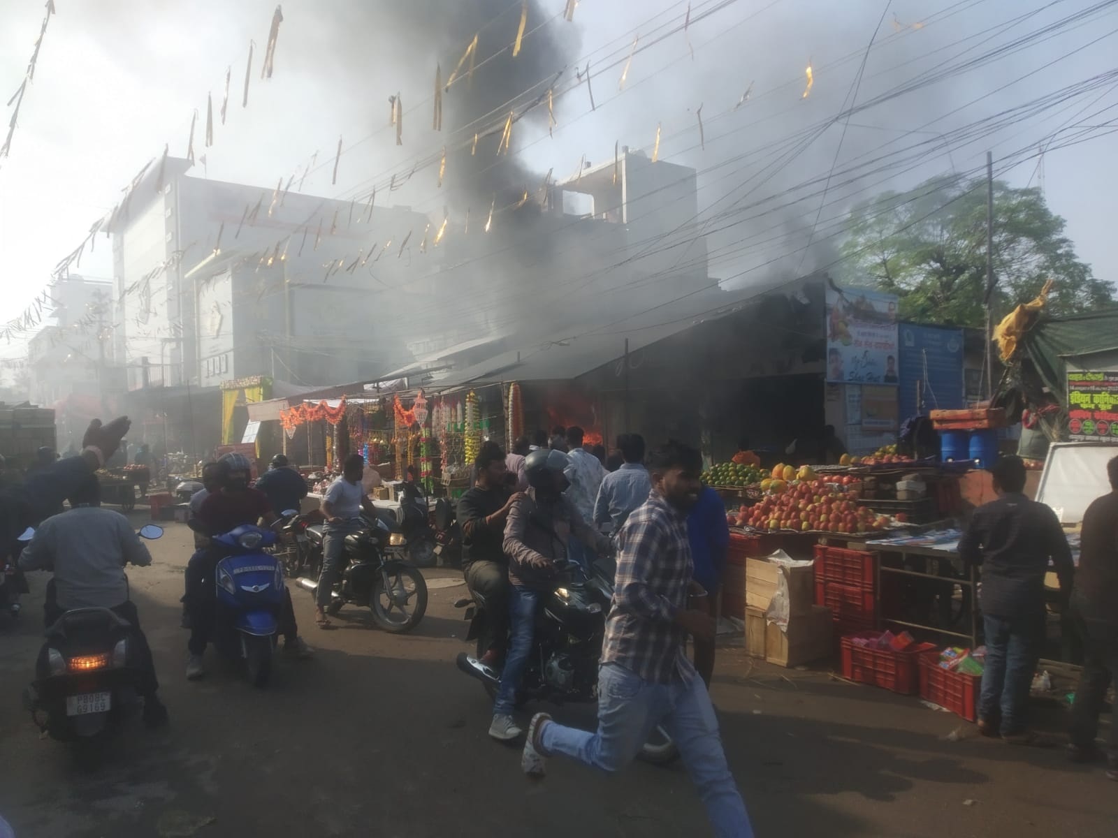 जालंधर छावनी में एक दुकान पर भयानक आग लगने से भगदड़