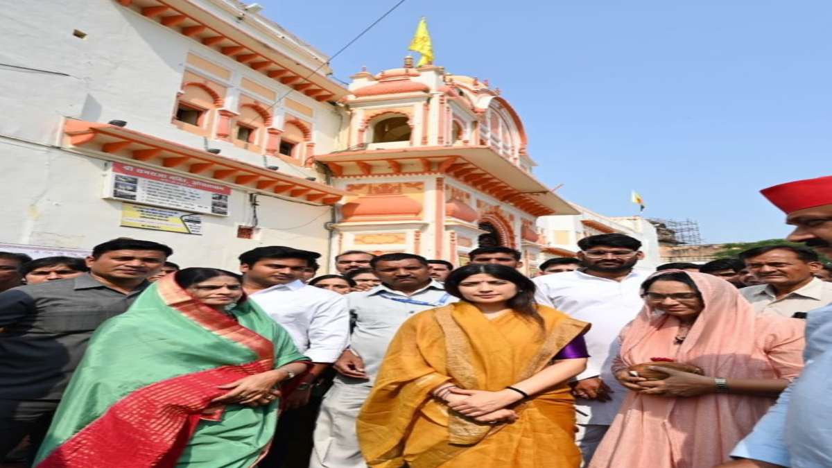 MP पहुंची अखिलेश की पत्नी डिंपल यादव: ओरछा में राम राजा सरकार के किए दर्शन, कहा- पूरी मजबूती से चुनाव लड़ रही समाजवादी पार्टी