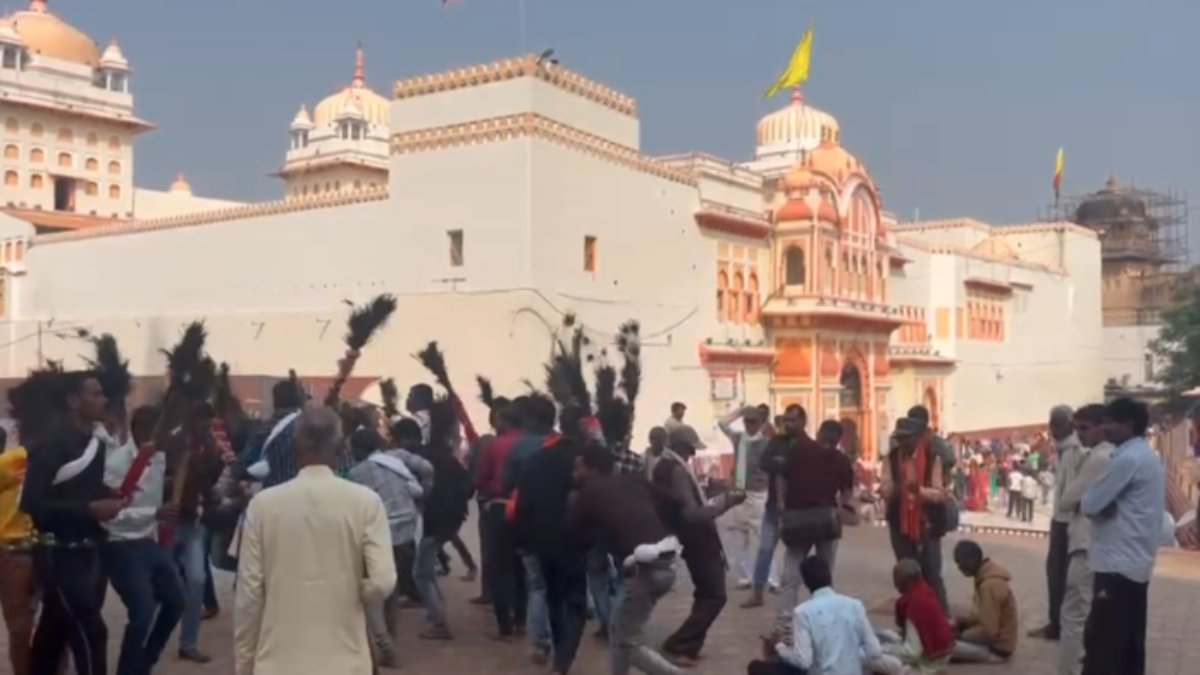 बुंदेलखंड का दिवारी और पाई डंडा नृत्य: युद्ध कला का प्रदर्शन करते है योद्धा, प्रतिद्वंदियों पर करते है लाठियों से प्रहार
