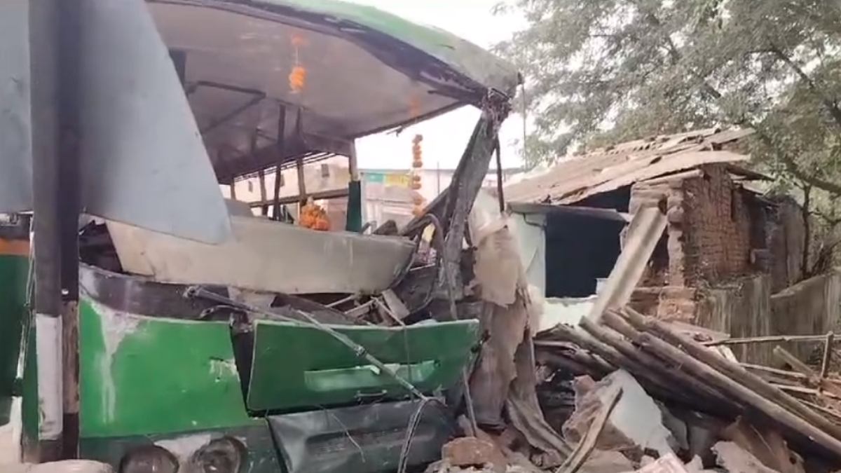 MP Bus Accident: स्कूटी को बचाने के चक्कर में ढाबे में घुसी बस, कई यात्री घायल, तीन रेफर