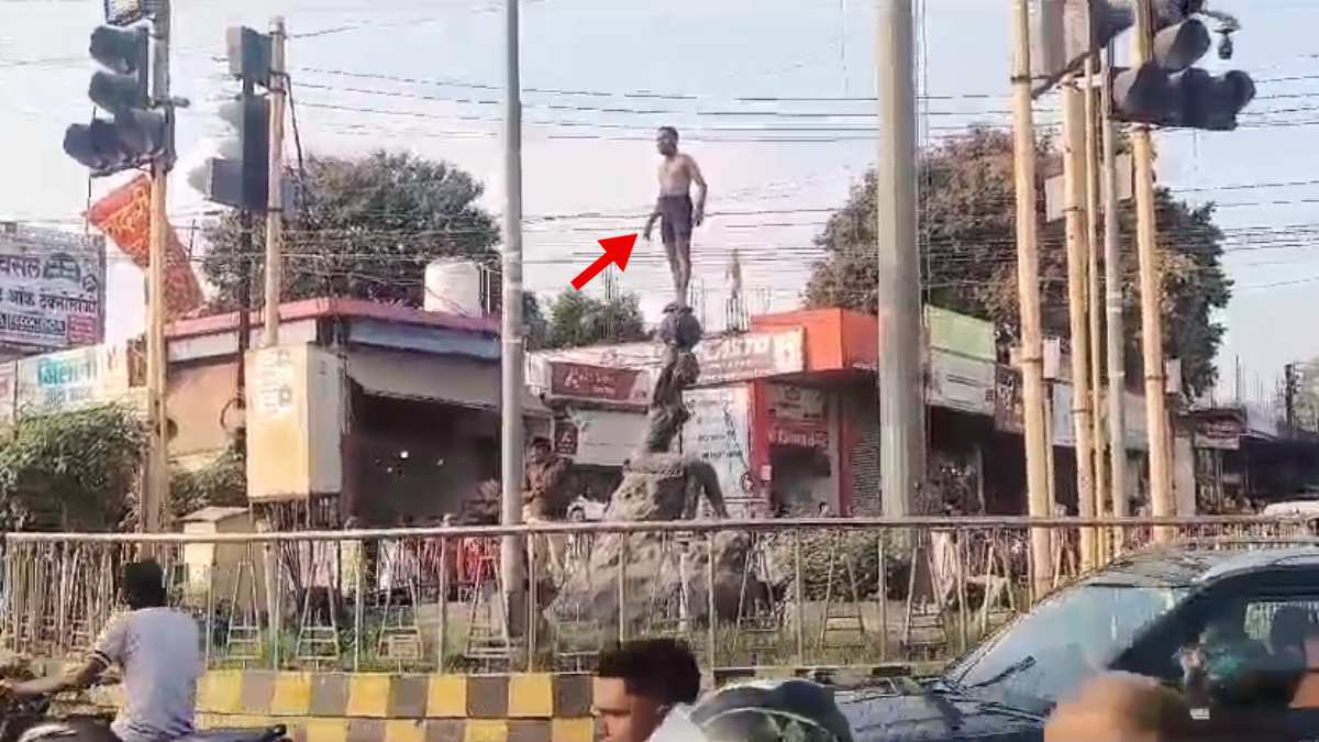 सिरफिरे युवक का हंगामा: अर्द्धनग्न अवस्था में प्रतिमा पर चढ़ा शराबी, उतारने में पुलिस के छूटे पसीने