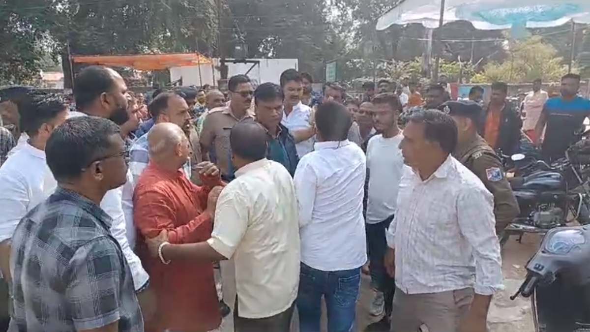 Betul में दो पोलिंग सेंटरों पर विवाद: बीजेपी-कांग्रेस के कार्यकर्ताओं आपस में भिड़े, सुरक्षाबलों ने संभाला मोर्चा