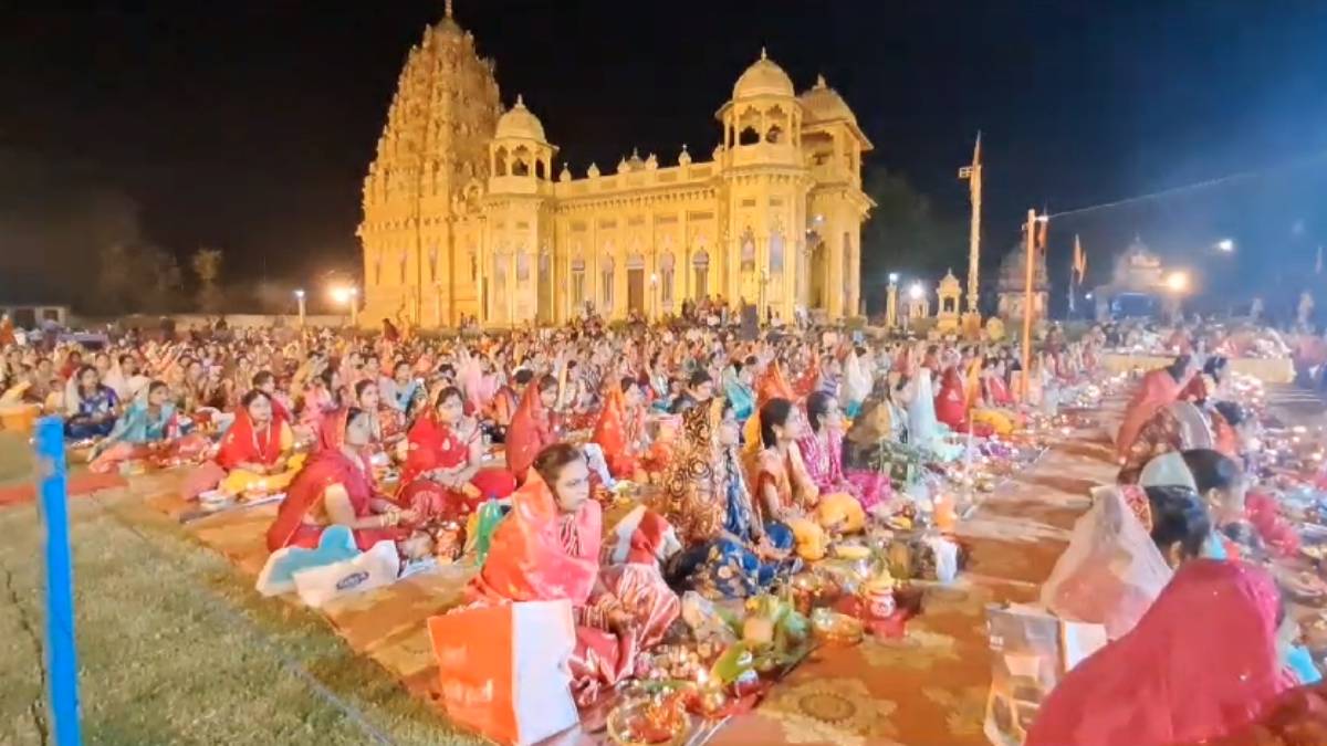 MP के इस मंदिर में 18 सालों से मनाया जा रहा सामूहिक करवा चौथ: इस वर्ष 500 से अधिक जोड़े हुए शामिल, परंपरागत वेशभूषा में आने वालों को किया पुरस्कृत