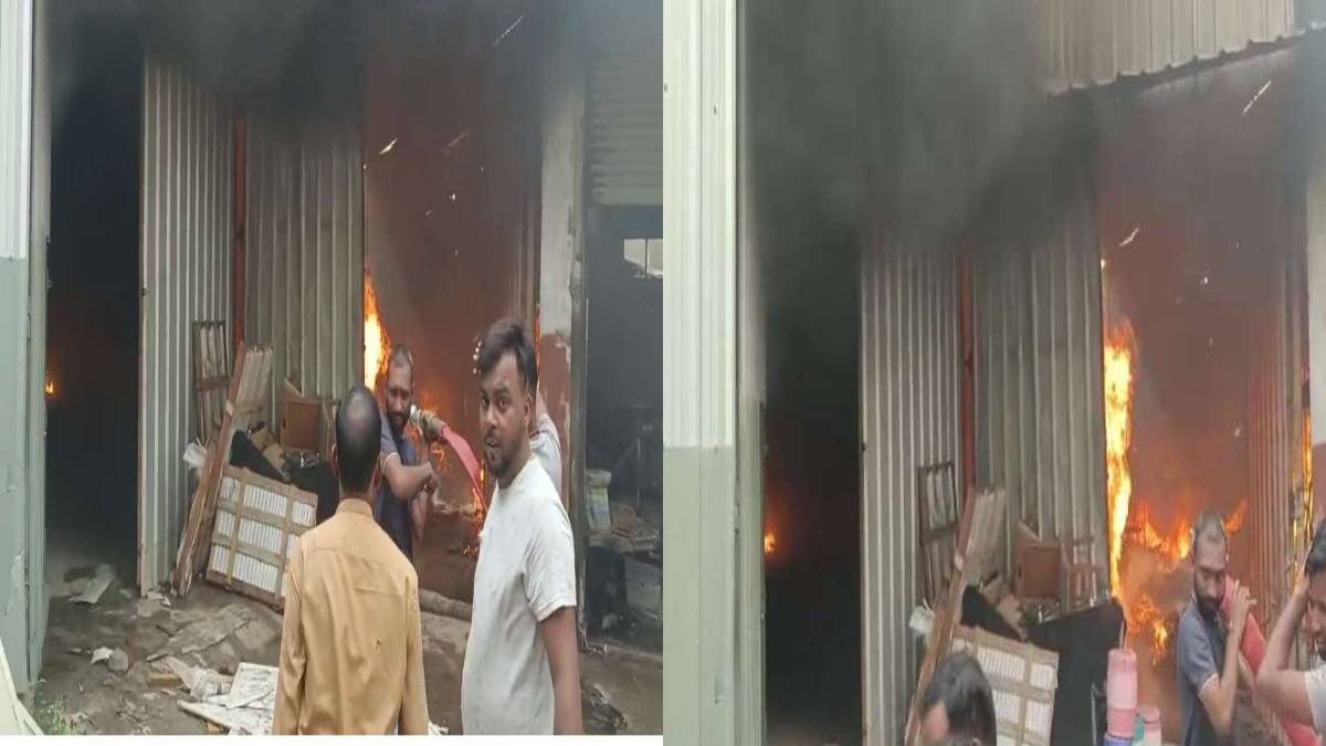 फैक्ट्री में लगी भीषण आगः सामान जलकर खाक, दमकल कर्मचारियों ने किसी तरह आग पर पाया काबू