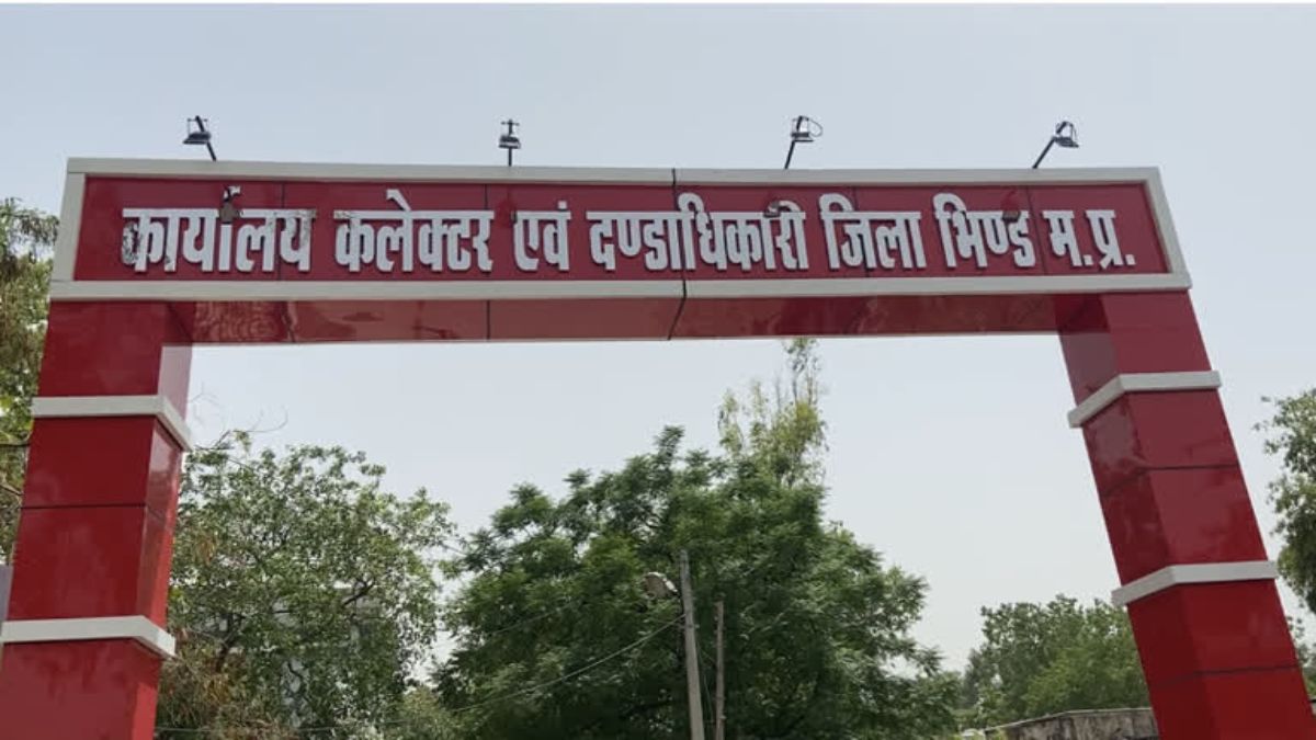 कलेक्टर का फरमानः मतदान के दिन सभी प्रकार के वाहनों पर रोक, कांग्रेस बोलीं- क्या लोग गधे पर घूमेंगे, चुनाव आयोग से शिकायत