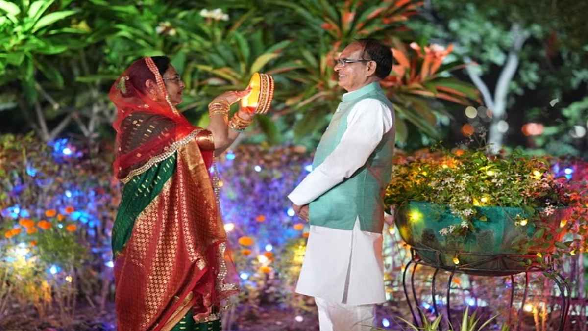 CM शिवराज ने करवा चौथ पर की पूजा: चांद देखकर पत्नी साधना सिंह ने खोला व्रत, मुख्यमंत्री ने प्रदेश की सभी माताओं-बहनों को दी बधाई