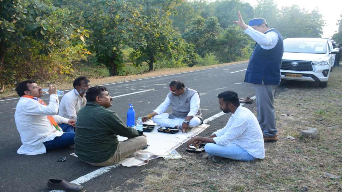 केंद्रीय मंत्री का अनोखा अंदाज: कार्यकर्ताओं के साथ सड़क पर बैठकर किया भोजान, वीडियो वायरल