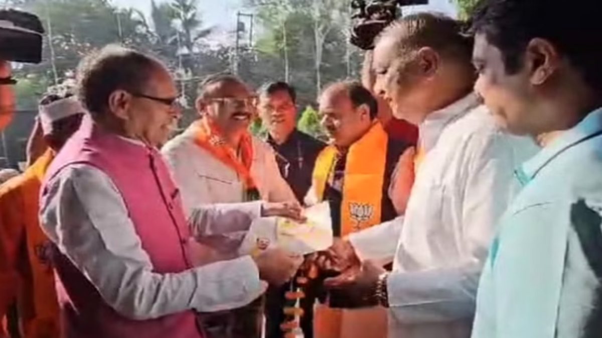 मतदाता पर्ची लेकर कांग्रेस उपाध्यक्ष के घर पहुंचे सीएम शिवराज: गोविंद गोयल से की बीजेपी प्रत्याशी को वोट देने की अपील, बोले- प्रदेश की समृद्धि के लिए मांग रहे वोट