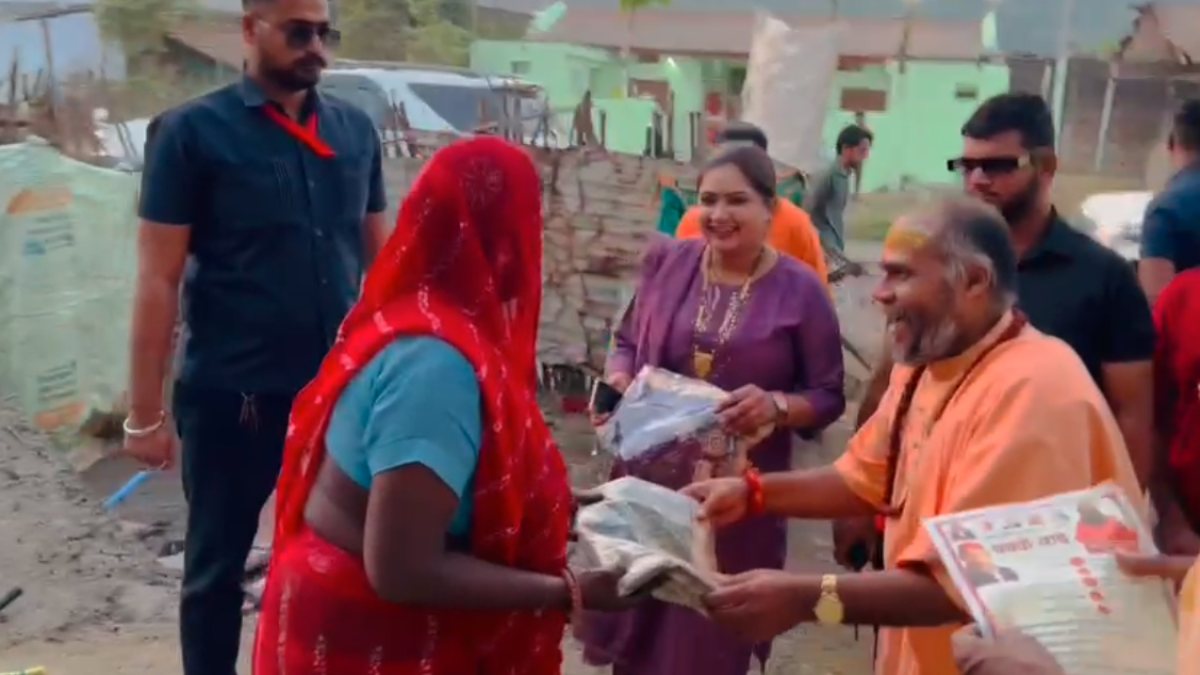MP Election Breaking: सपा प्रत्याशी मिर्ची बाबा के खिलाफ FIR दर्ज, महिलाओं को साड़ी बांटने का वीडियो हुआ था वायरल