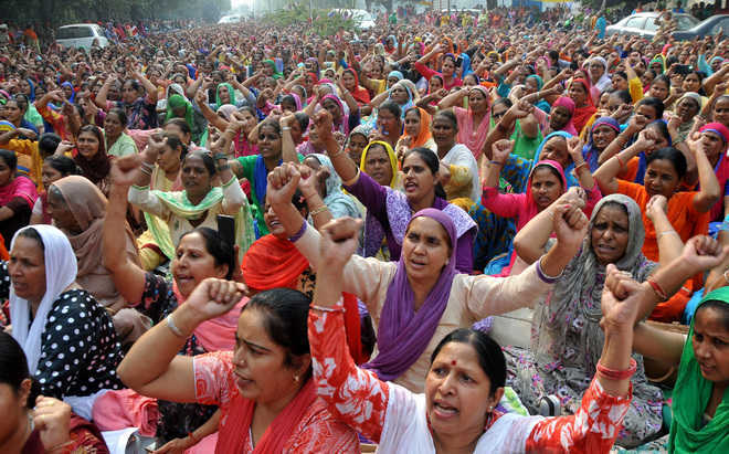 25 आंगनवाड़ी वर्करों को दिवाली का तोहफा देते हुए नियुक्ति पत्र सौंपा