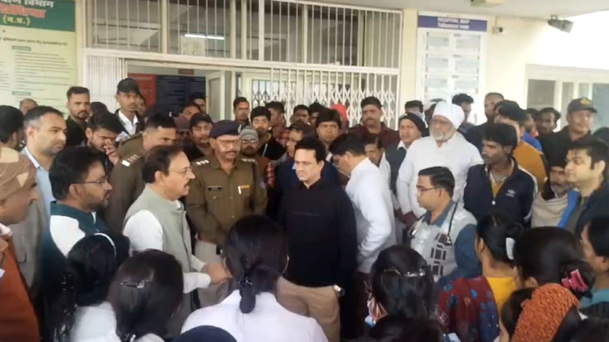 ASI और नर्सिंग स्टाफ के बीच विवाद: थाने ले जाने पर  गुस्साए स्टाफ ने काम बंद कर किया हंगामा, ये रही वजह