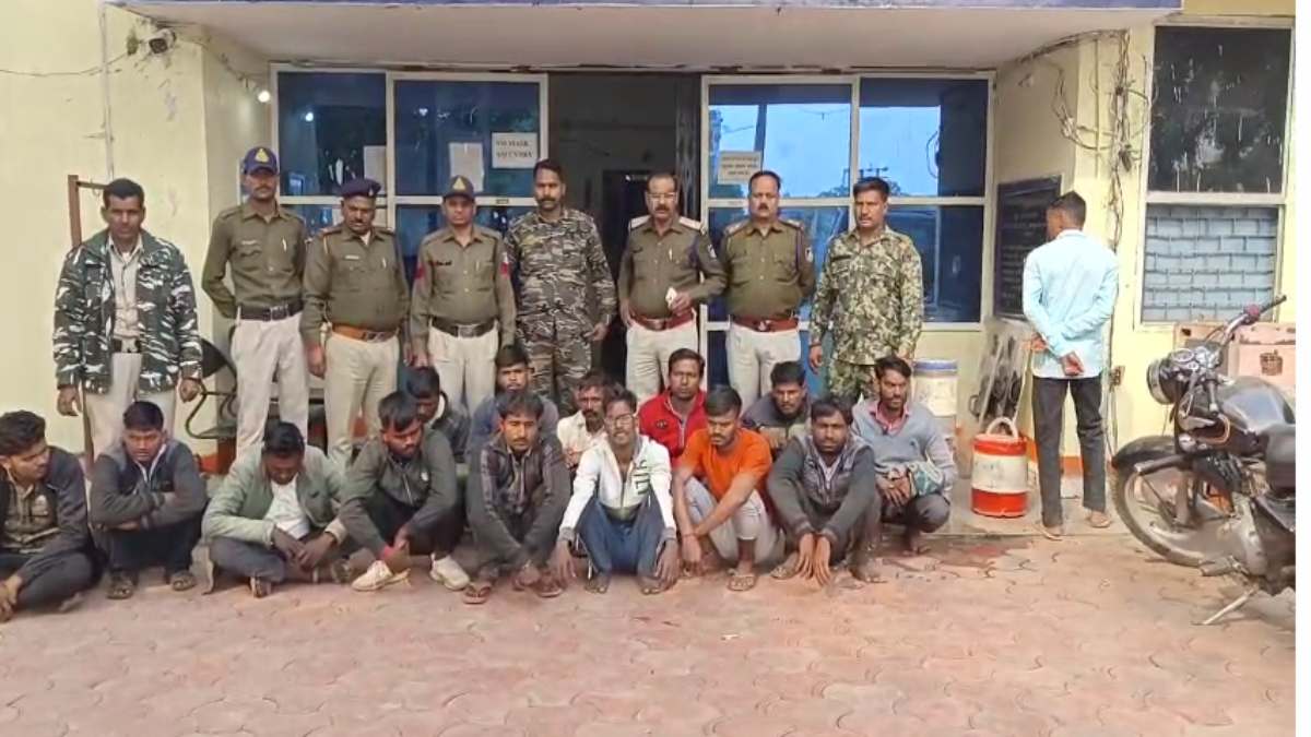 खूनी संघर्ष में तीन की मौत का मामला: पुलिस ने 14 आरोपियों को भेजा जेल, मकानों पर चला बुलडोजर