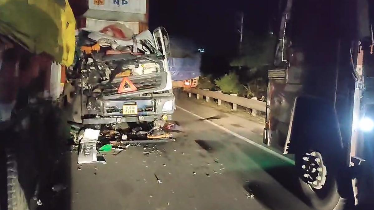Road Accident: कंटेनर और ट्रक की आमने-सामने भिड़ंत, हादसे में Container चालक गंभीर घायल, अस्पताल में भर्ती  