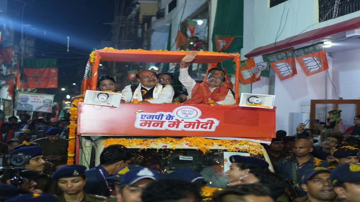 जबलपुर में BJP का सर्जिकल स्ट्राइक! कांग्रेस प्रत्याशी के घर के सामने से निकला CM शिवराज का कारवां, हाथ उठाकर अभिवादन करते नजर आए कांग्रेसी