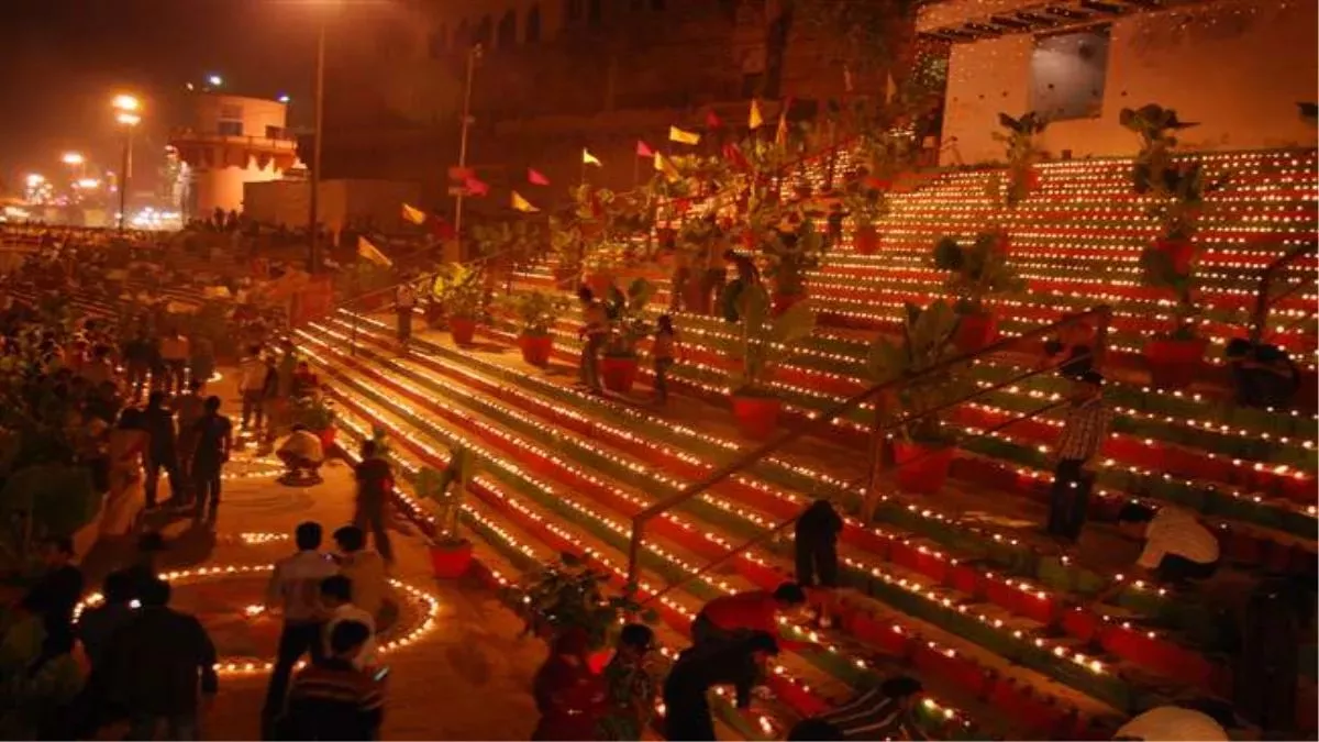 देव दीपावली: दीपों और फूलों से गुलजार हुए काशी के मंदिर और घाट, भव्यता देख हो जाएंगे मुरीद