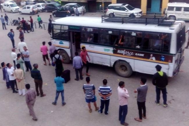 अल्मोड़ा में रोडवेज सेवा ठप होने से टैक्सी में धक्के खा रहे यात्री, जानिए क्या है मामला!