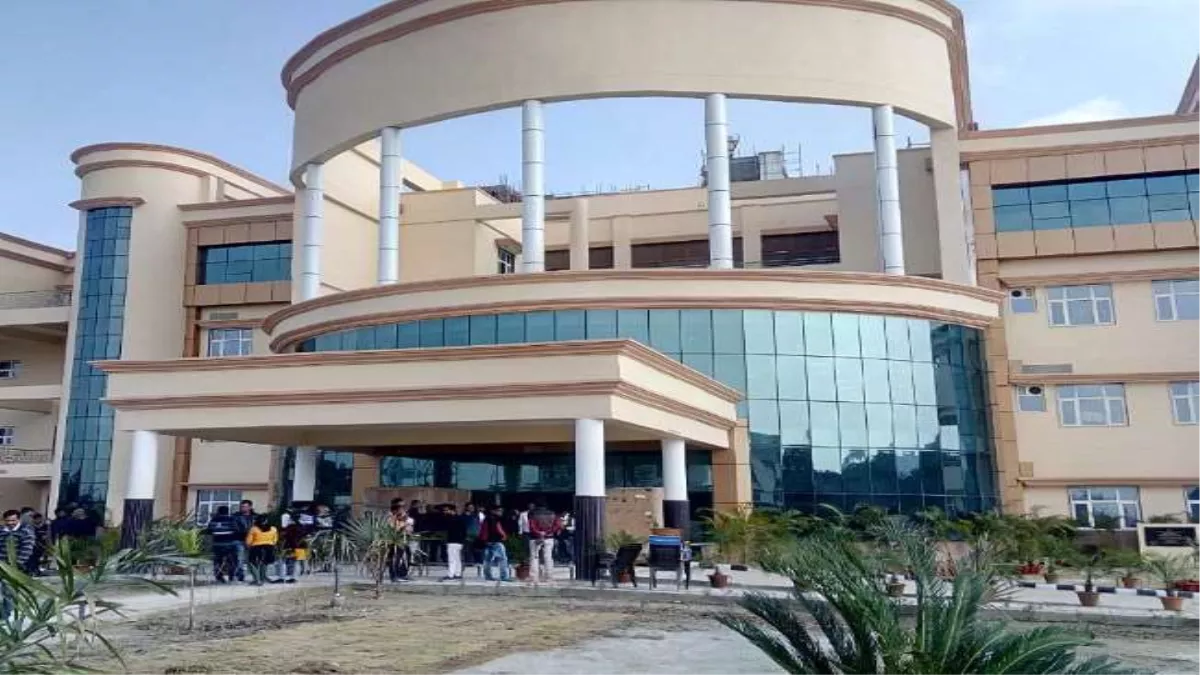 गोरखपुर मेडिकल कॉलेज में अचानक तबीयत बिगड़ने से गिरे डॉक्टर, मौत