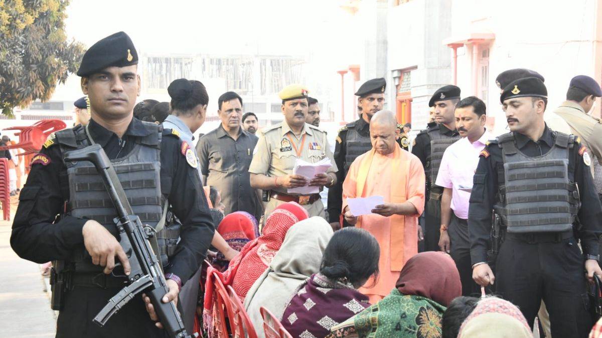 गोरखपुर में सीएम योगी ने जनता दर्शन में सुनी फरियाद, बोले- जरूरतमंदों को मिले उचित इलाज