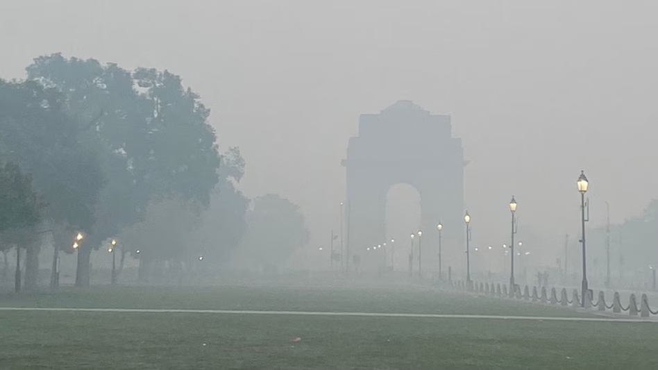 दिल्ली में पटाखों पर बैन के बाद भी जमकर हुई आतिशबाजी, AQI खतरनाक स्तर पर
