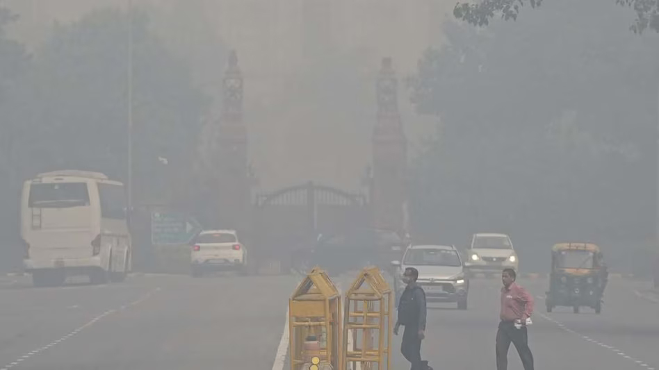 दिल्ली की हवा को ज्यादा जहरीला बना रहा धुआं