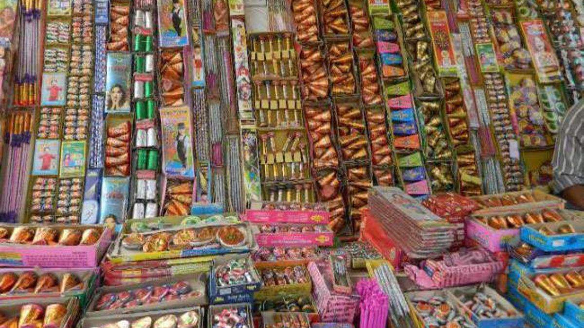 Diwali Festival: राजधानी में 850 दुकानों पर होगी पटाखे की बिक्री, कलेक्टर ने व्यापारियों की बैठक में सुरक्षा के दिए निर्देश