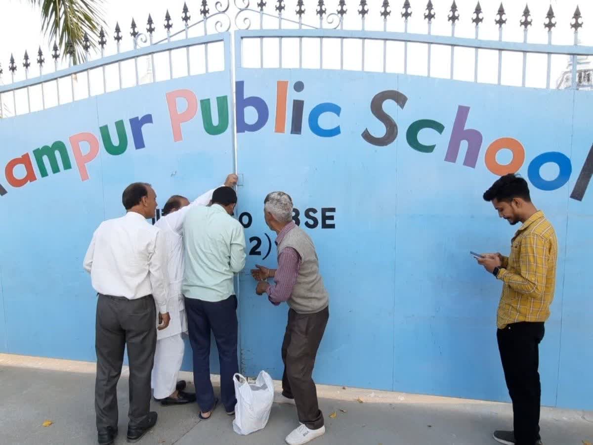 आजम खां के स्कूल को सील करने पहुंची प्रशासनिक टीम, सामान की शिफ्टिंग शुरू