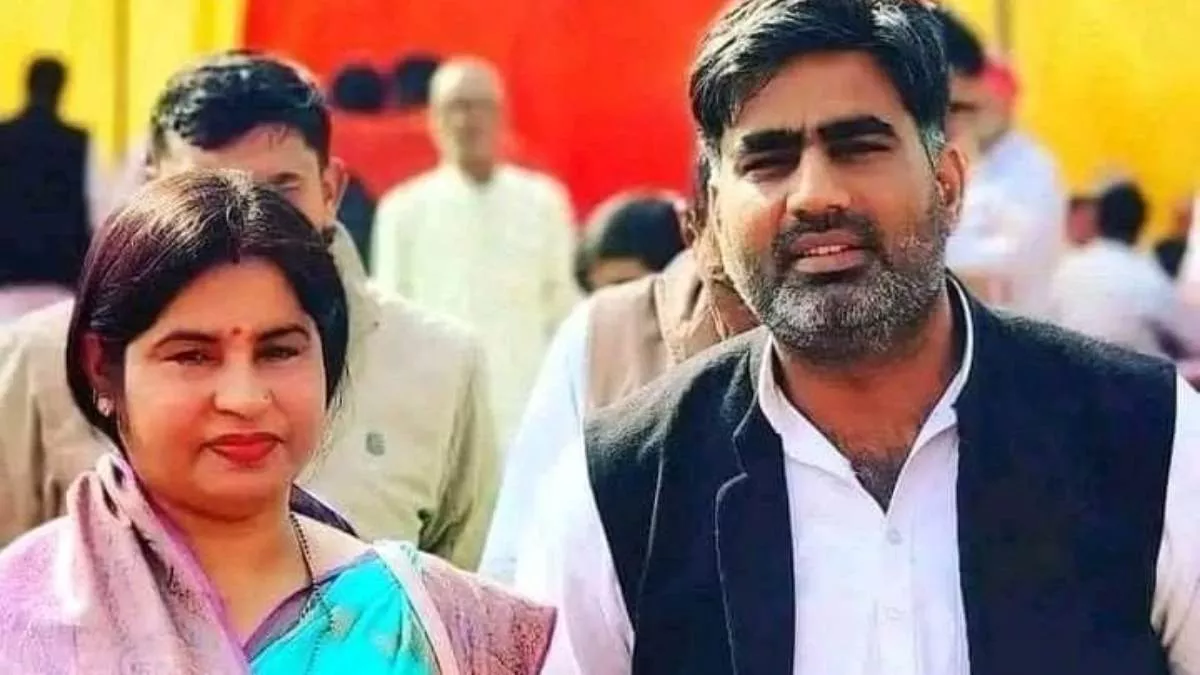 सपा विधायक अतुल प्रधान ने बुनकरों-किसानों संग उर्जा भवन पर डाला डेरा, शहर विधायक को बताया कबूतरबाज