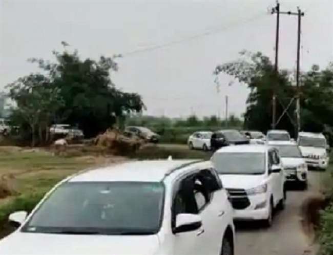 अमरोहा में BJP ब्लाक प्रमुख ने चलती कार में बनाई रील, पुलिस बोली-जानकारी नहीं