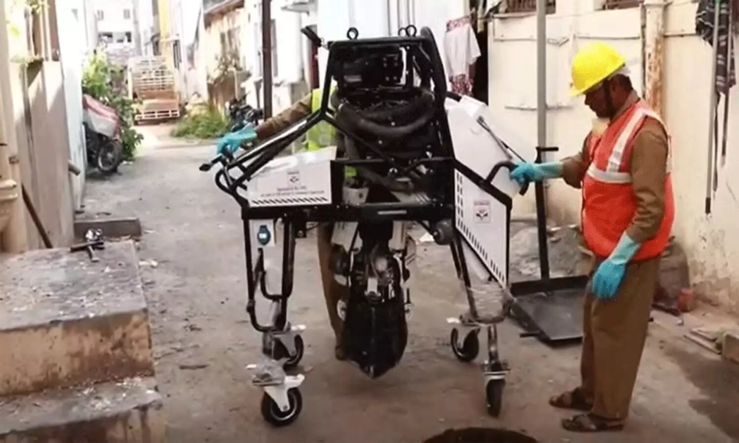 मेरठ में रोबोट ने की नाले की सफाई, देखने के लिए लोगों की उमड़ी भीड़