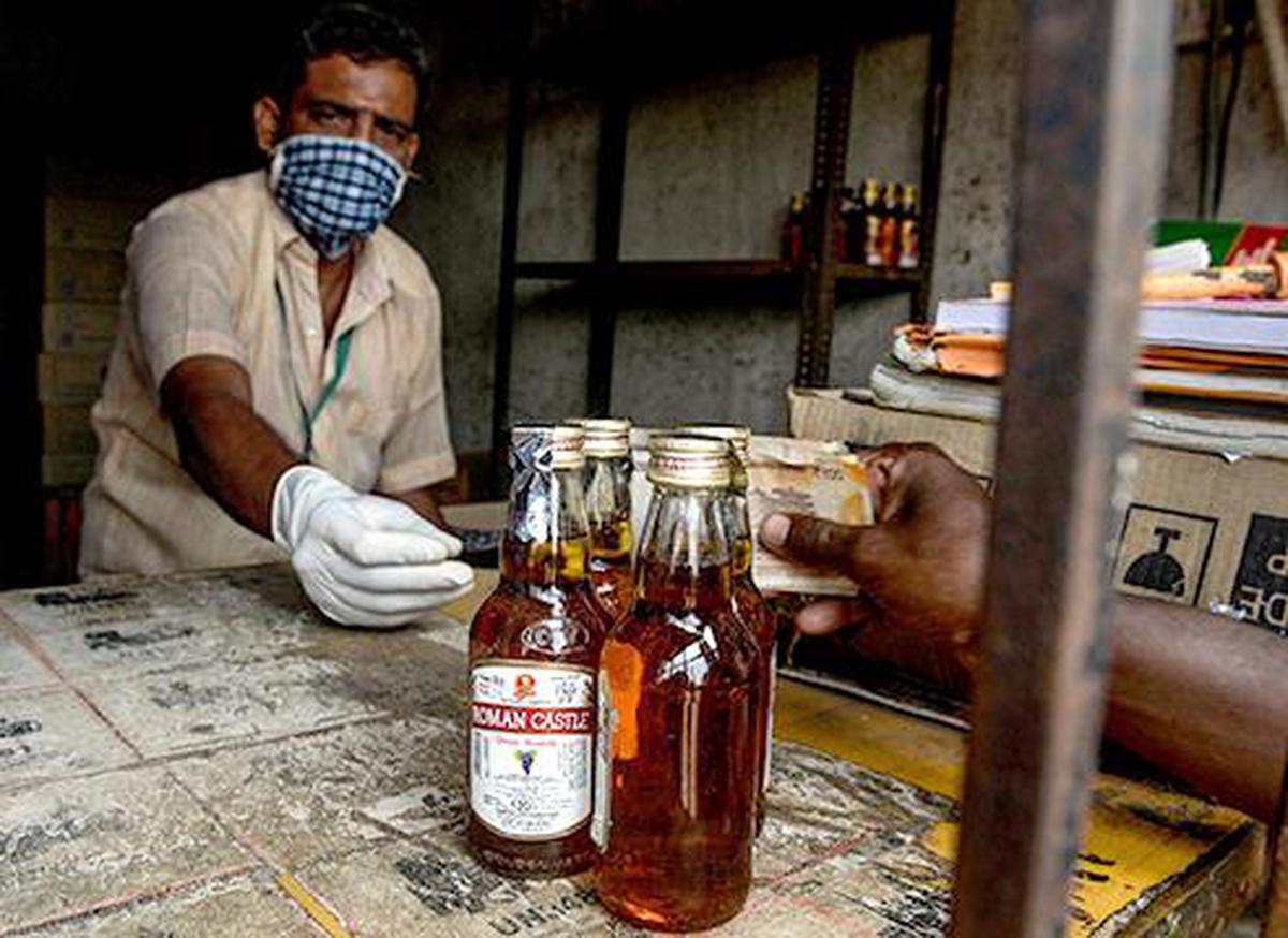 हल्द्वानी में दो देशी शराब की दुकानों के लाइसेंस निरस्त, आबकारी विभाग ने किया सील