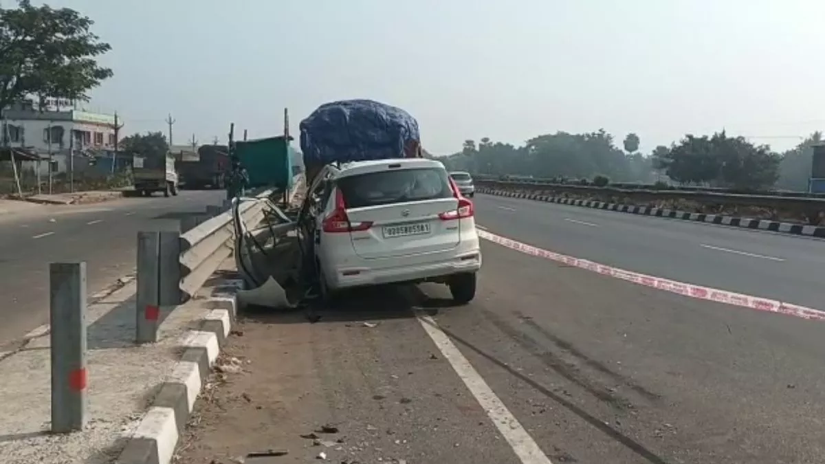 अमेठी: घने कोहरे में सड़क पर खड़े ट्रक से भिड़ी बस पीछे से आ रही कार भी टकराई, 40 घायल
