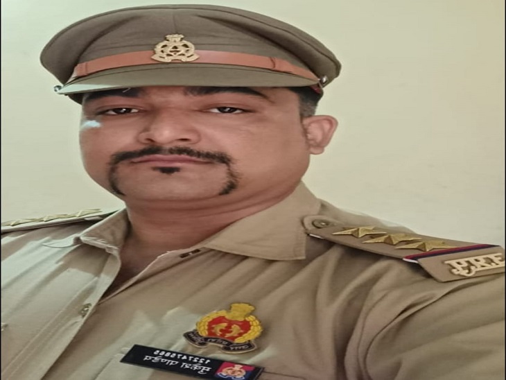 आजमगढ़ में फर्जी इंस्पेक्टर गिरफ्तार; छह स्टार लगी पुलिस की वर्दी, कैप और बैज लगाकर करता था वसूली