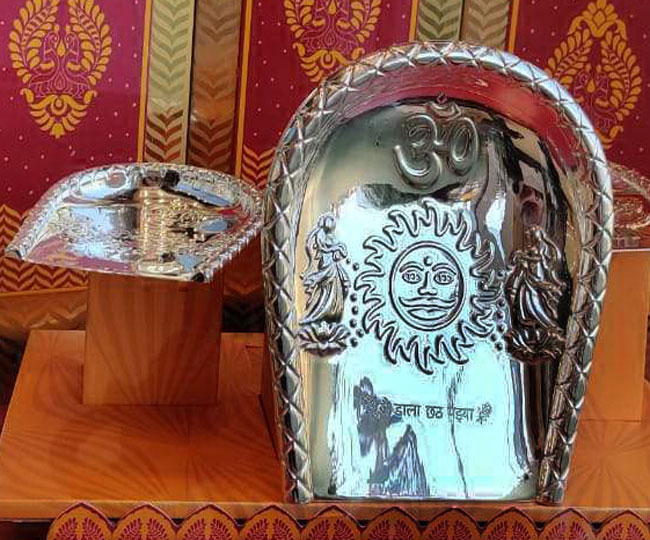 वाराणसी: छठ महापर्व पर सोने-चांदी के सूप की बढ़ी मांग, बिक गए सौ करोड़ के सूप और दउरा