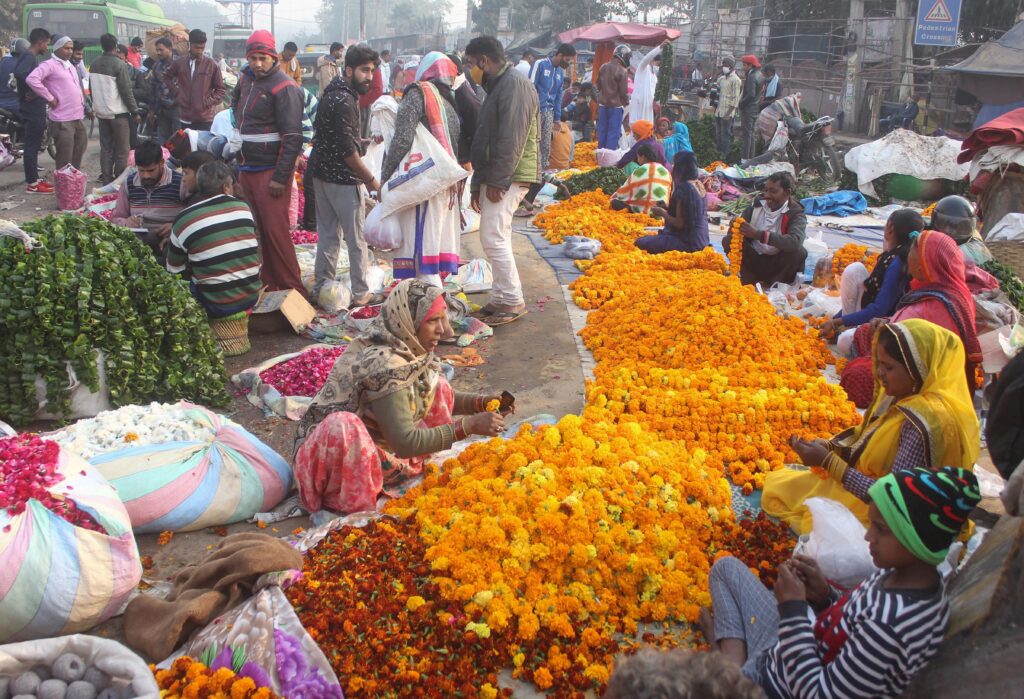 दीपावली पर गर्म हुआ फूलों का बाजार, नेपाल तक पहुंचेगी काशी की गेंदे की माला