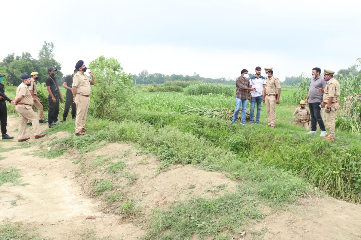 सुल्तानपुर में लखनऊ हाईवे के किनारे मिली युवती की लाश, पुलिस ने शुरू की जांच