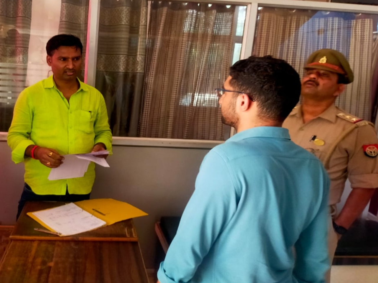 जौनपुर स्थित सत्यम गेस्ट हाउस छापा: चल रहा था जुए का खेल, 11 फोन और कैश बरामद