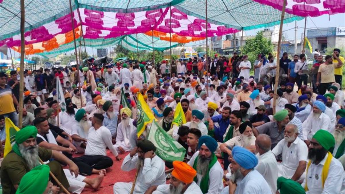 Punjab News: गन्ना किसानों का जालंधर-फगवाड़ा खंड पर अनिश्चितकालीन धरना शुरु…