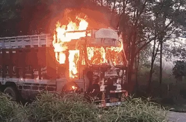 ट्रक में आग, देखते ही देखते धू-धू कर ट्रक जल उठा